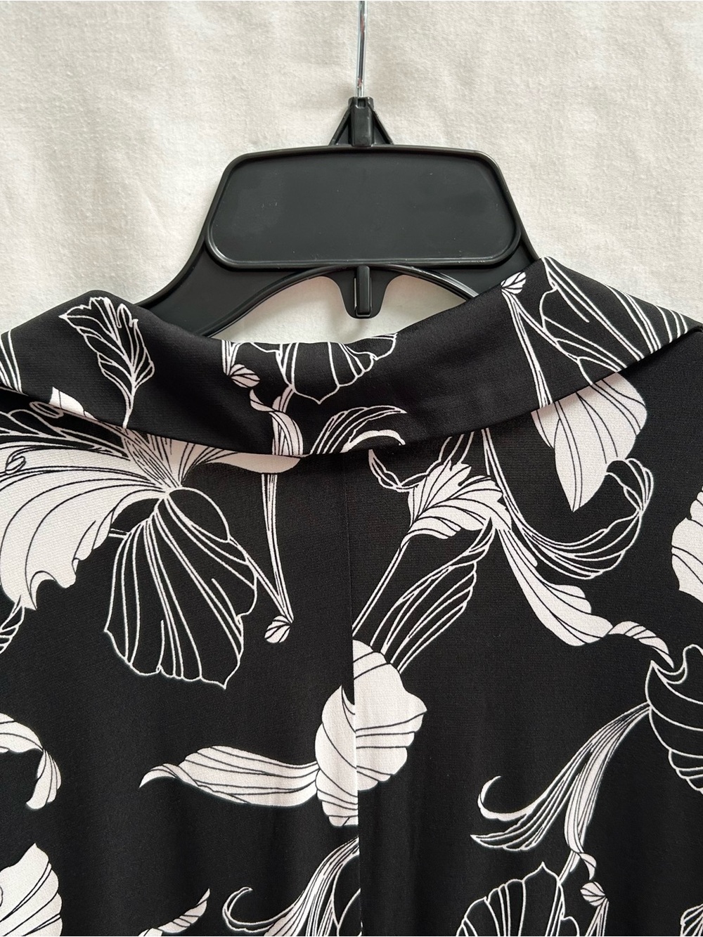 LANE BRYANT WRAP DRESS, X BEAUTICURVE FLORAL BLACK & WHITE LILY, NWT, SIZE 22/24 - Picture 6 of 8